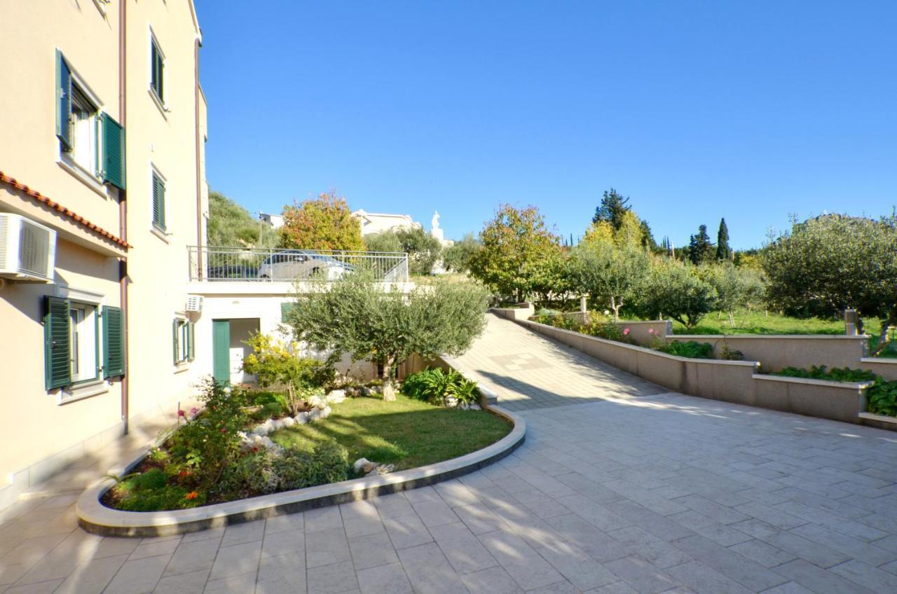 Apartmani Adela Solin Bagian luar foto