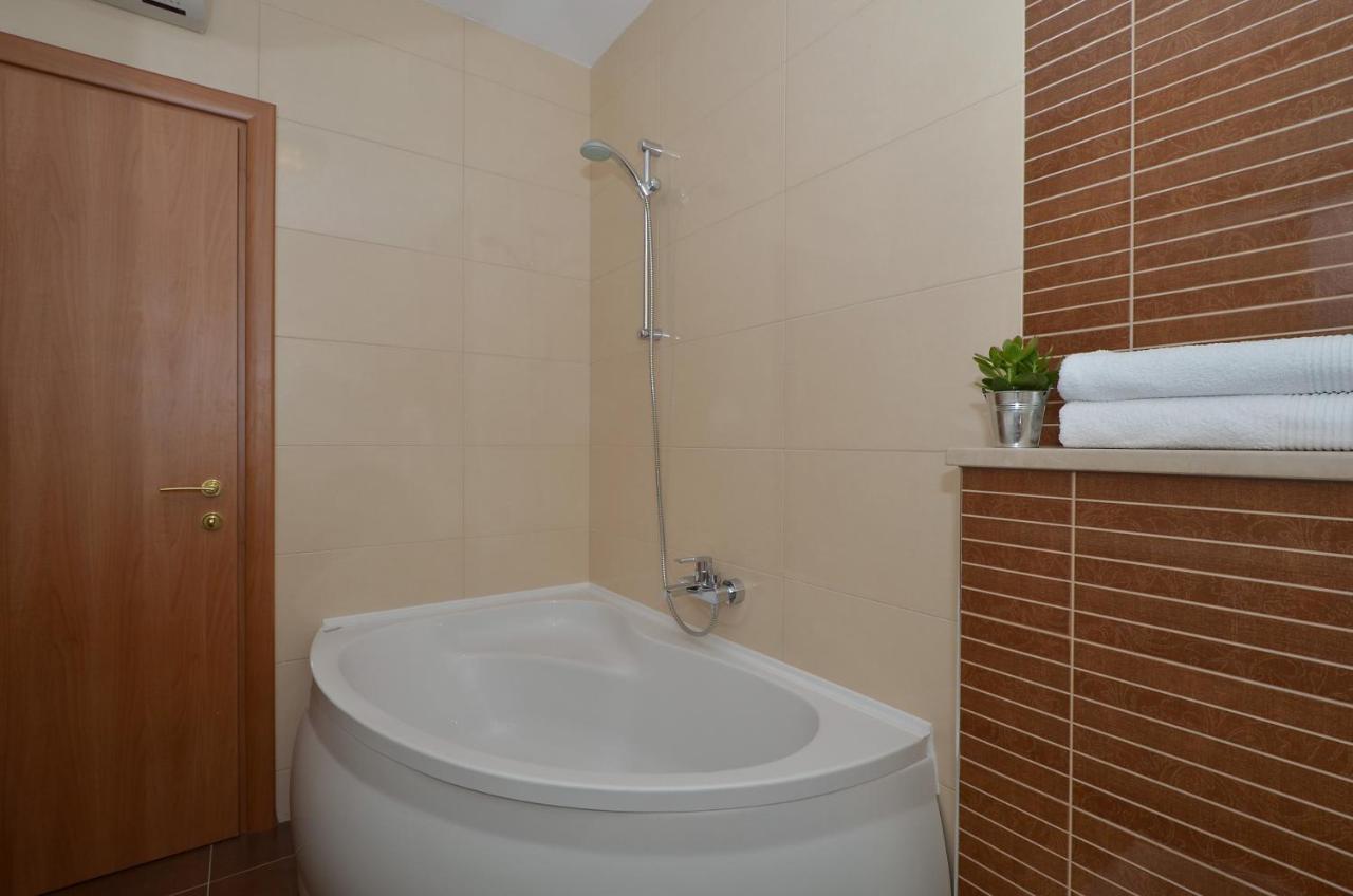 Apartmani Adela Solin Bagian luar foto